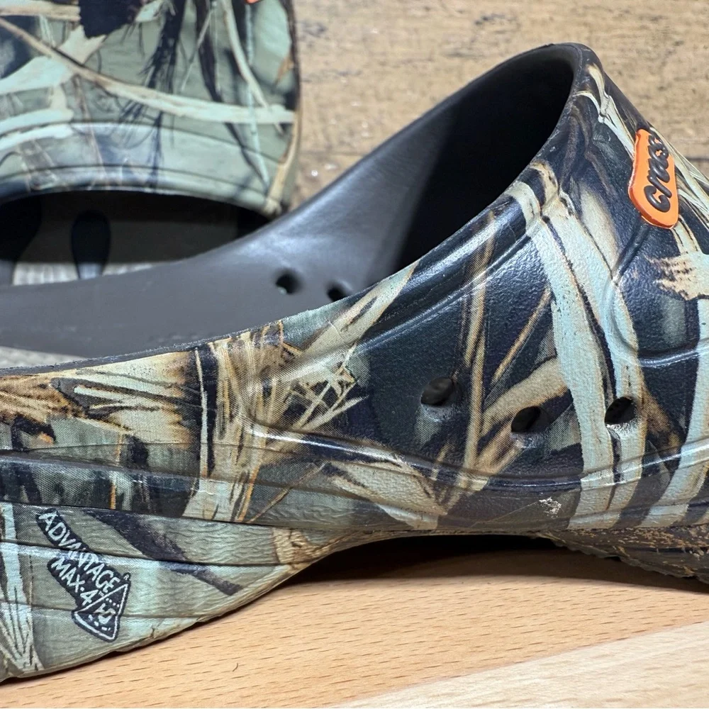 NEW- CROCS Men's Green Camouflage Sandals m9 w11 unisex